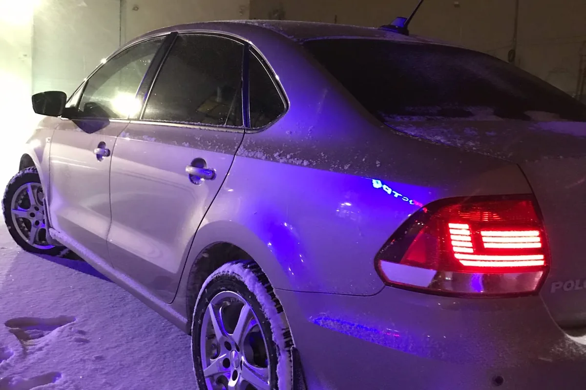 Volkswagen Polo седан с тюнинговыми задними фонарями ночью