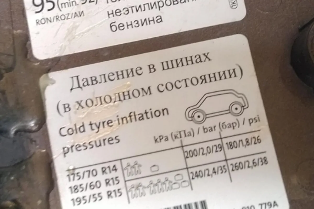 Табличка давления в шинах Volkswagen Polo на лючке бензобака