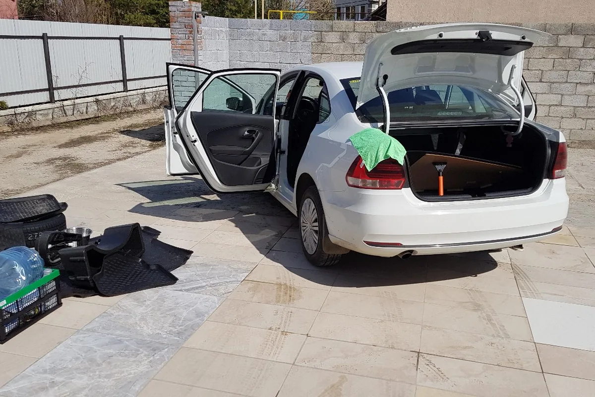 Volkswagen Polo седан с открытыми дверями и багажником на просушке