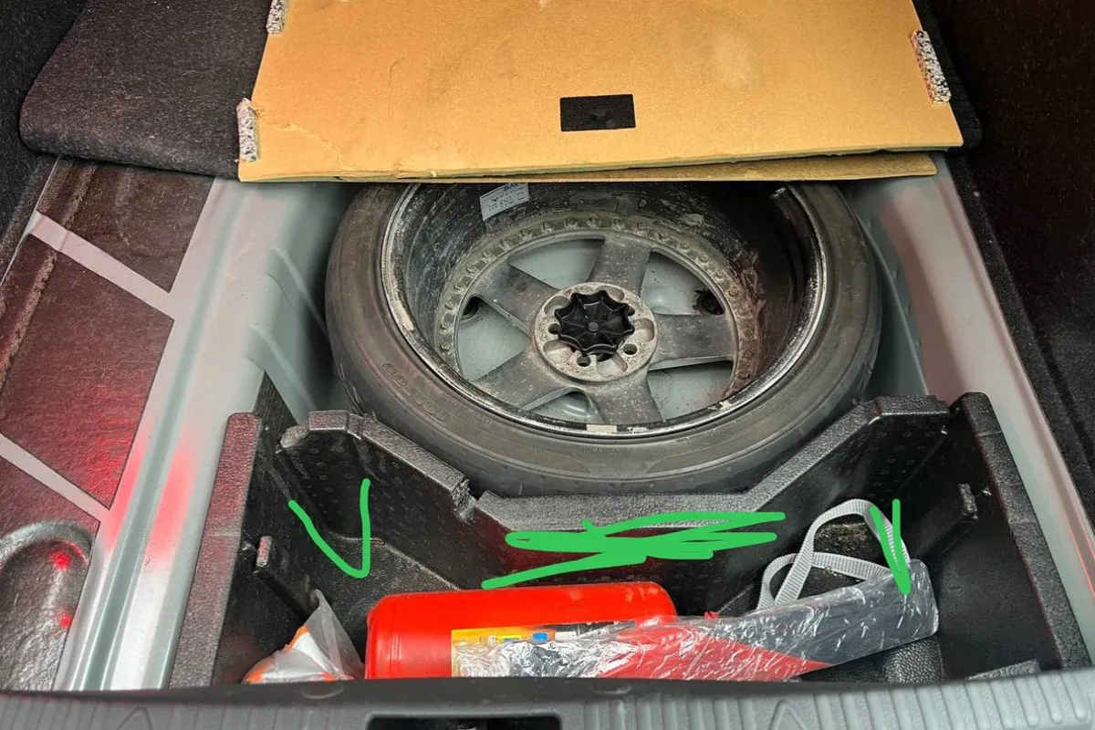 Ниша запасного колеса с докаткой в багажнике Volkswagen Polo