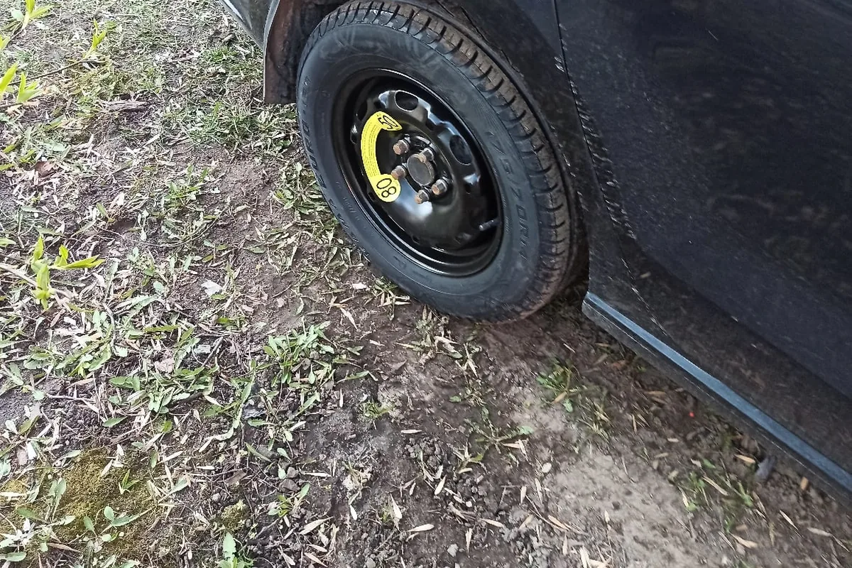 Докатка с жёлтой наклейкой установлена на Volkswagen Polo седан