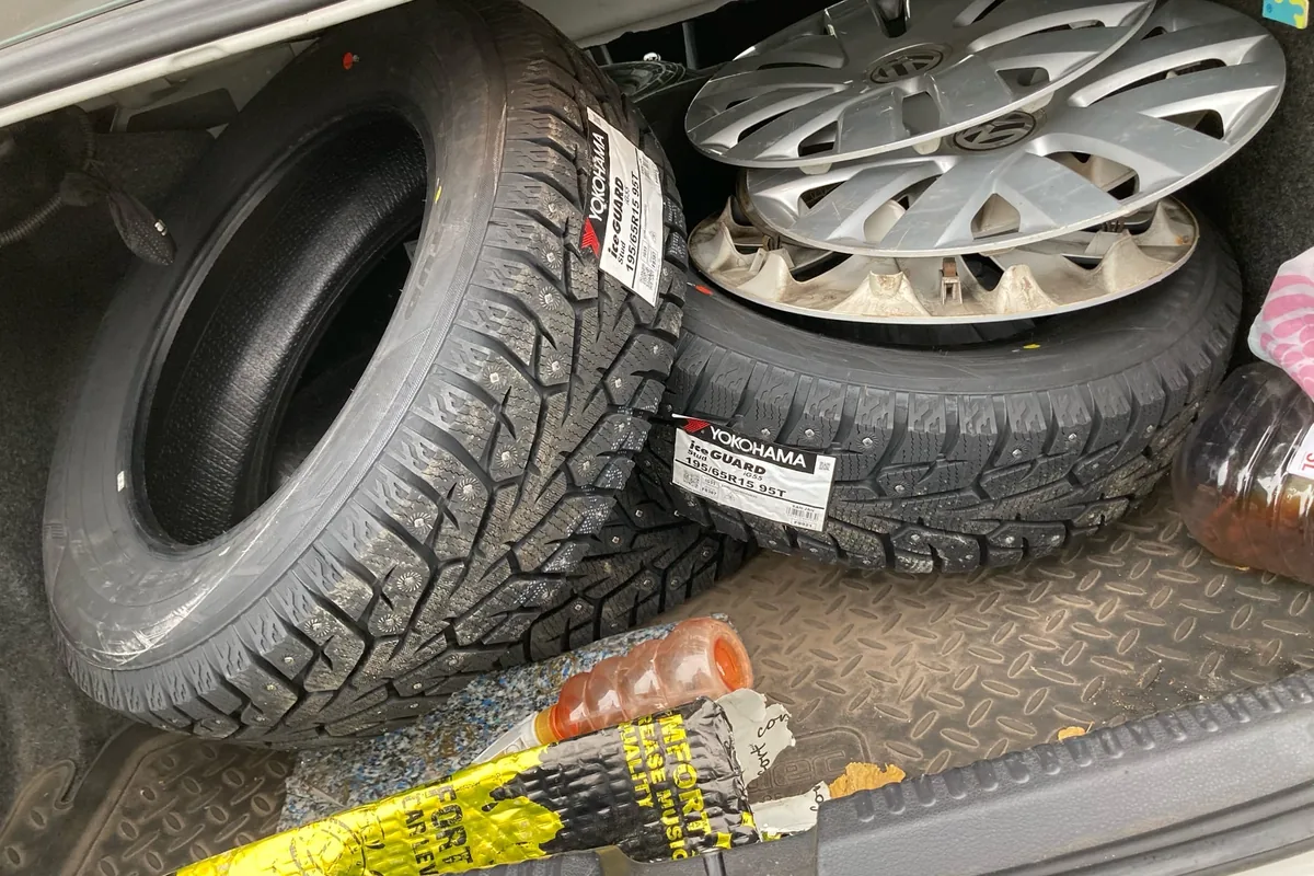 Зимние шины 195/65 R15 в багажнике Volkswagen Polo седан