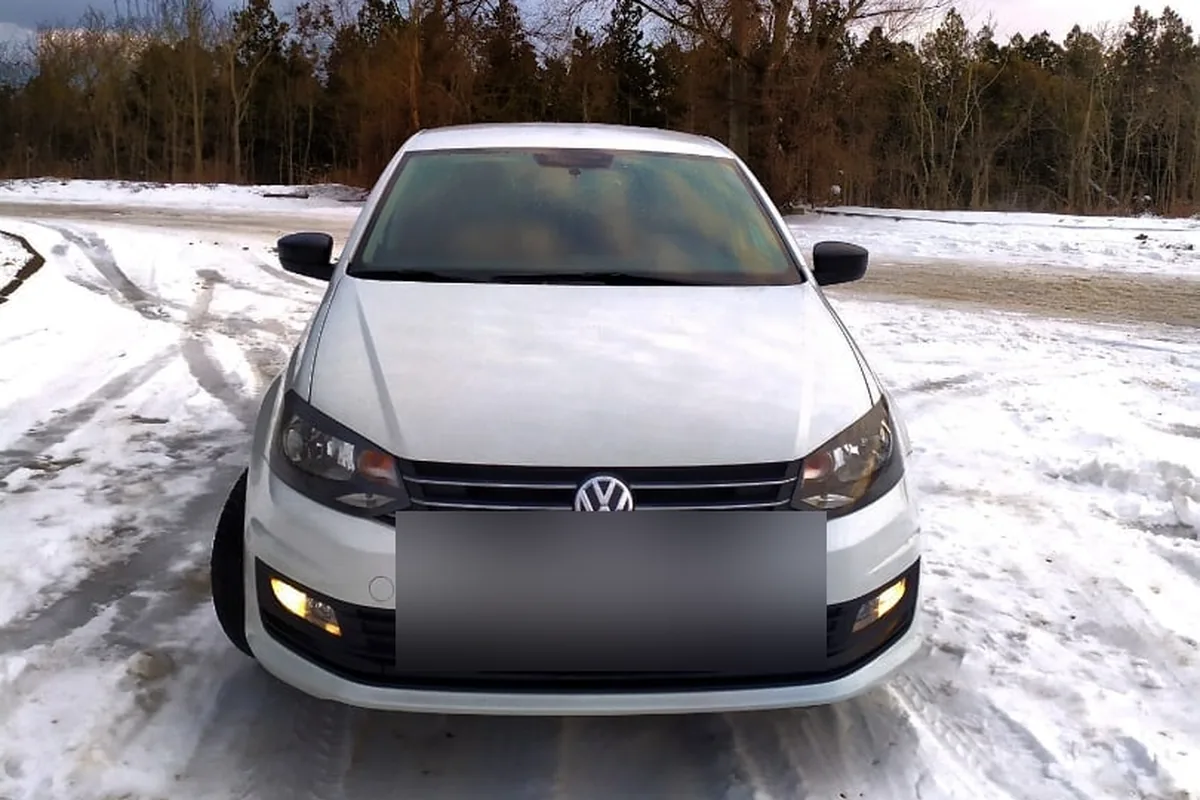 Volkswagen Polo седан на заснеженной площадке