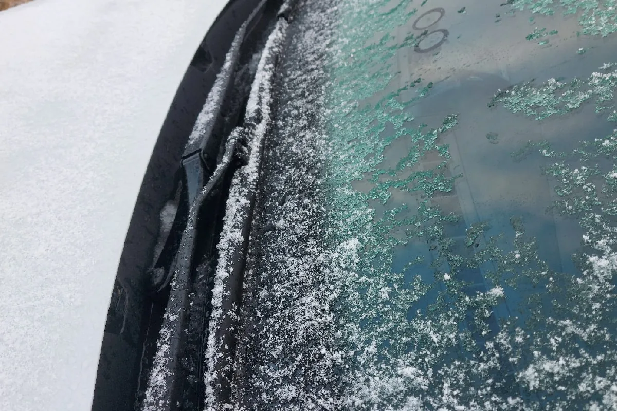 Зимняя щётка на заиндевевшем лобовом стекле Volkswagen Polo