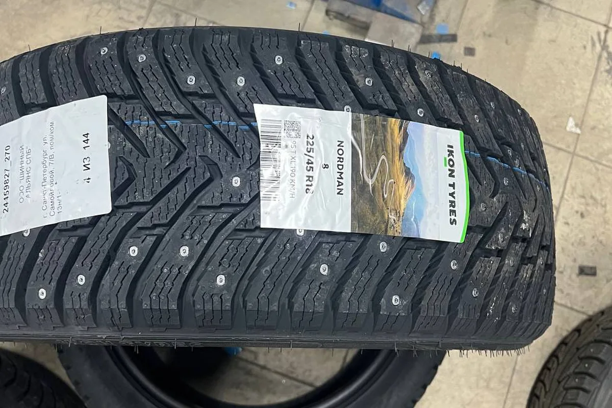 Шина Nordman 8 225/45 R18 с наклейками