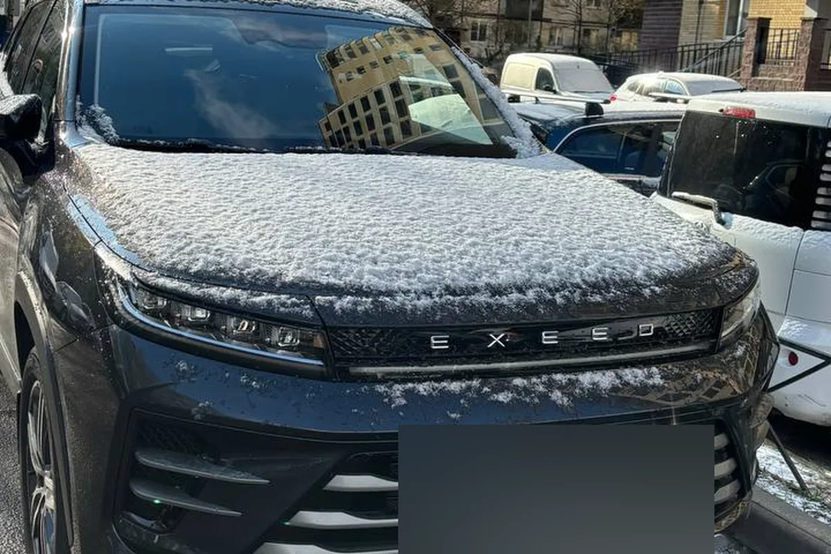 Exeed LX под первым снегом во дворе